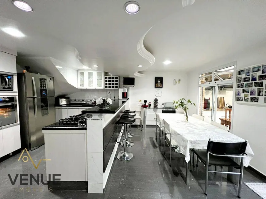 Sobrado com 4 quartos à venda, 260m2 em Jardim Virginia Bianca, São Paulo - SP - imagem 2 Foto 2 de Sobrado com 4 quartos à venda, 260m2 em Jardim Virginia Bianca, São Paulo - SP