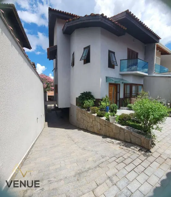 Foto 3 de Casa com 5 quartos à venda, 300m2 em Portão, Aruja - SP