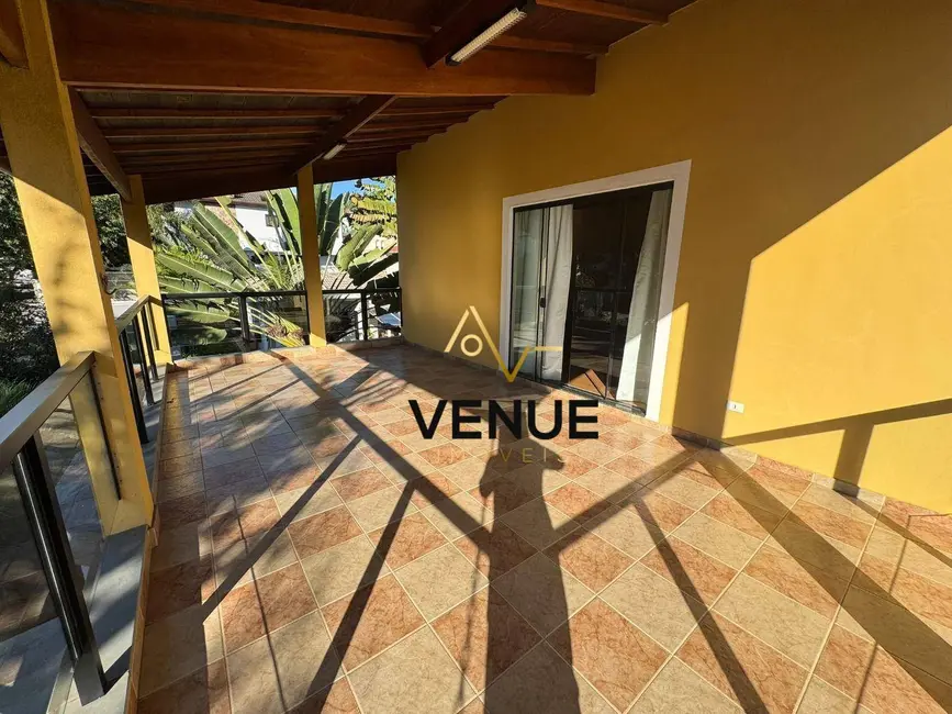 Casa de Condomínio com 3 quartos à venda, 300m2 em Perová, Aruja - SP - imagem 3 Foto 3 de Casa de Condomínio com 3 quartos à venda, 300m2 em Perová, Aruja - SP