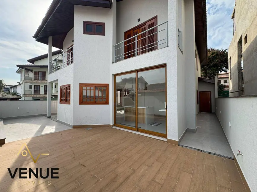 Foto 3 de Sobrado com 4 quartos à venda, 300m2 em Perová, Aruja - SP