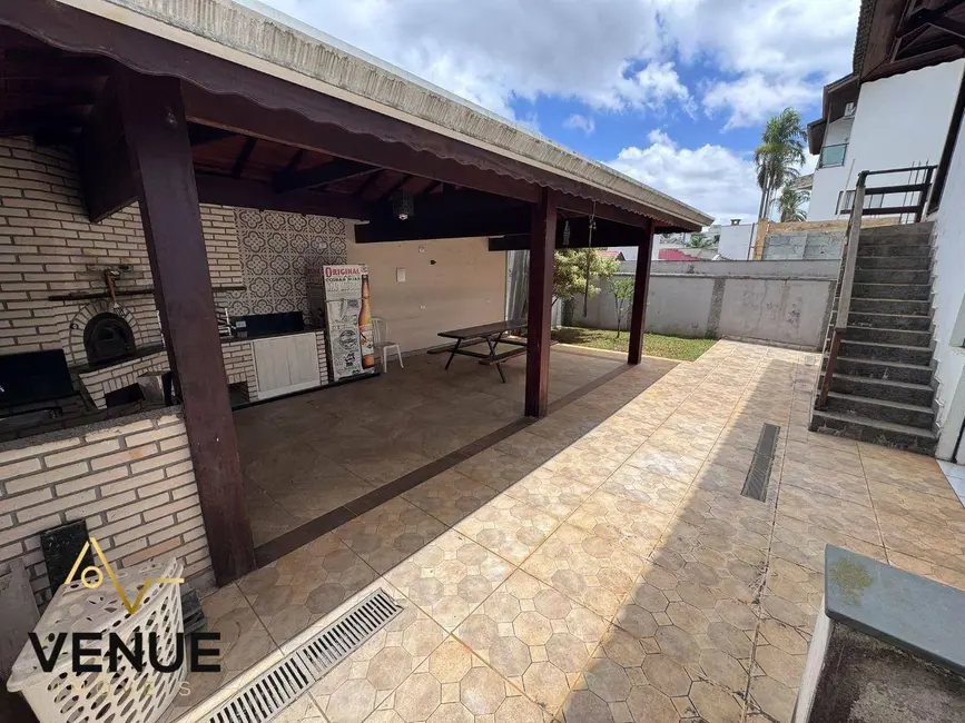 Casa de Condomínio com 3 quartos para alugar, 300m2 em Perová, Aruja - SP - imagem 5 Foto 5 de Casa de Condomínio com 3 quartos para alugar, 300m2 em Perová, Aruja - SP