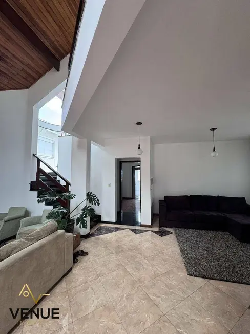 Casa de Condomínio com 3 quartos para alugar, 300m2 em Perová, Aruja - SP - imagem 8 Foto 8 de Casa de Condomínio com 3 quartos para alugar, 300m2 em Perová, Aruja - SP