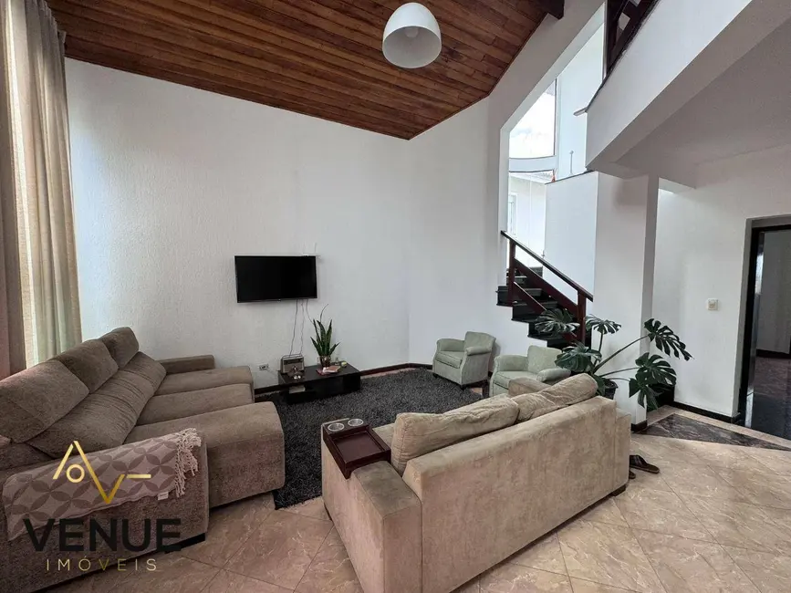 Casa de Condomínio com 3 quartos para alugar, 300m2 em Perová, Aruja - SP - imagem 3 Foto 3 de Casa de Condomínio com 3 quartos para alugar, 300m2 em Perová, Aruja - SP