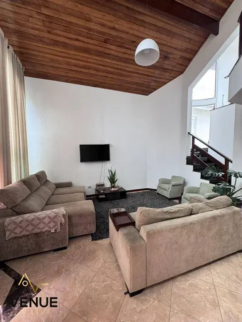 Casa de Condomínio com 3 quartos para alugar, 300m2 em Perová, Aruja - SP - imagem 4 Foto 4 de Casa de Condomínio com 3 quartos para alugar, 300m2 em Perová, Aruja - SP