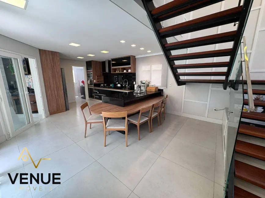 Casa de Condomínio com 4 quartos à venda, 300m2 em Perová, Aruja - SP - imagem 9 Foto 9 de Casa de Condomínio com 4 quartos à venda, 300m2 em Perová, Aruja - SP