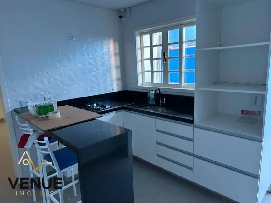 Foto 2 de Sobrado com 3 quartos para alugar, 200m2 em Perová, Aruja - SP