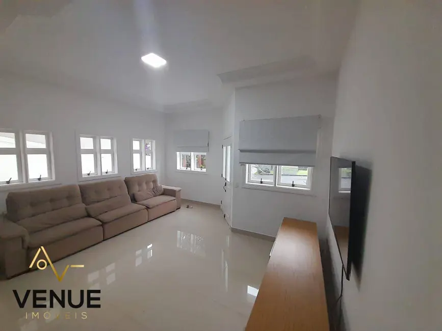 Casa de Condomínio com 3 quartos à venda, 300m2 em Perová, Aruja - SP - imagem 4 Foto 4 de Casa de Condomínio com 3 quartos à venda, 300m2 em Perová, Aruja - SP