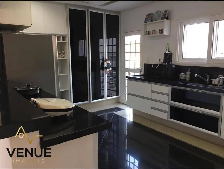 Foto 2 de Casa de Condomínio com 4 quartos para alugar, 498m2 em Arujázinho IV, Aruja - SP