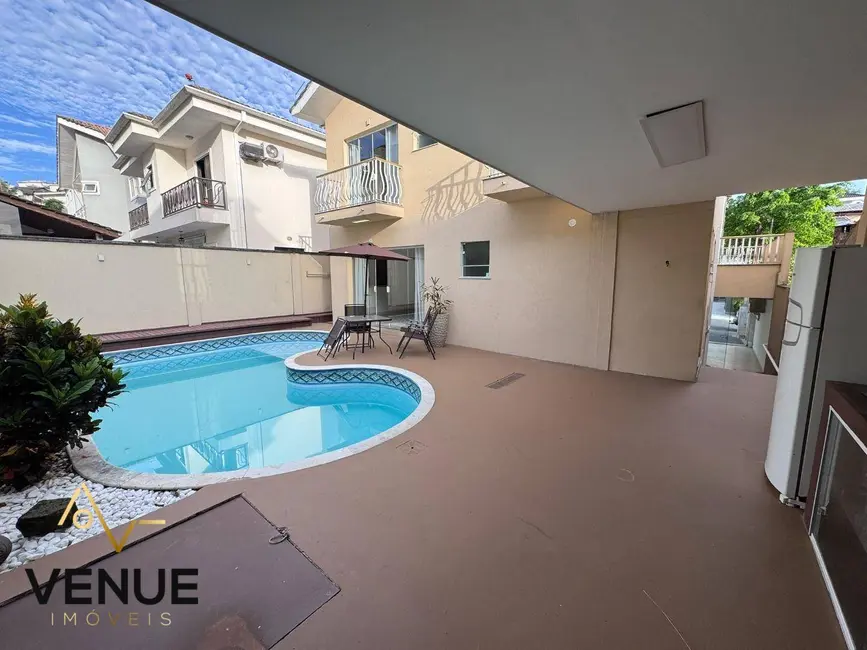 Foto 3 de Casa de Condomínio com 4 quartos para alugar, 300m2 em Perová, Aruja - SP