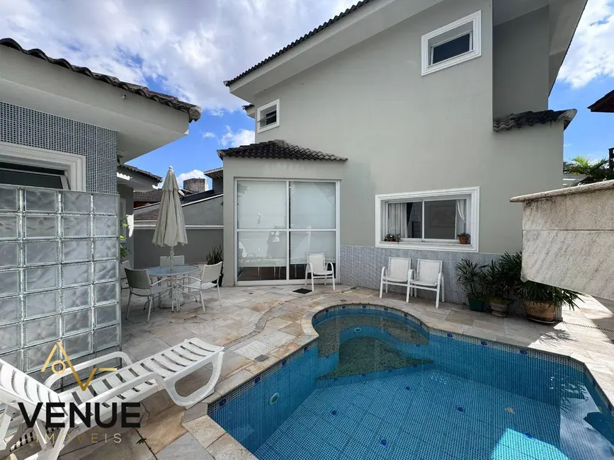 Foto 1 de Casa de Condomínio com 4 quartos para alugar, 300m2 em Perová, Aruja - SP