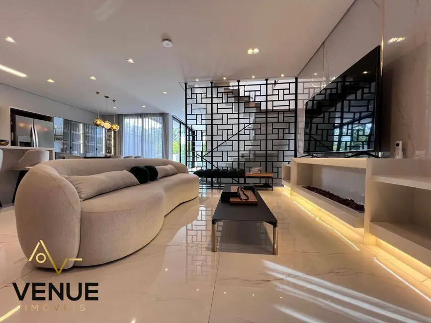 Casa de Condomínio com 4 quartos à venda, 300m2 em Residencial Real Park, Aruja - SP - imagem 4 Foto 4 de Casa de Condomínio com 4 quartos à venda, 300m2 em Residencial Real Park, Aruja - SP