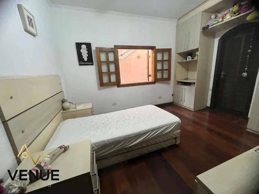 Casa de Condomínio com 3 quartos para alugar, 300m2 em Caputera, Aruja - SP - imagem 4 Foto 4 de Casa de Condomínio com 3 quartos para alugar, 300m2 em Caputera, Aruja - SP
