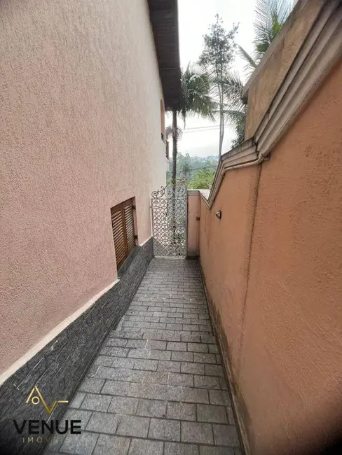 Casa de Condomínio com 3 quartos para alugar, 300m2 em Caputera, Aruja - SP - imagem 5 Foto 5 de Casa de Condomínio com 3 quartos para alugar, 300m2 em Caputera, Aruja - SP