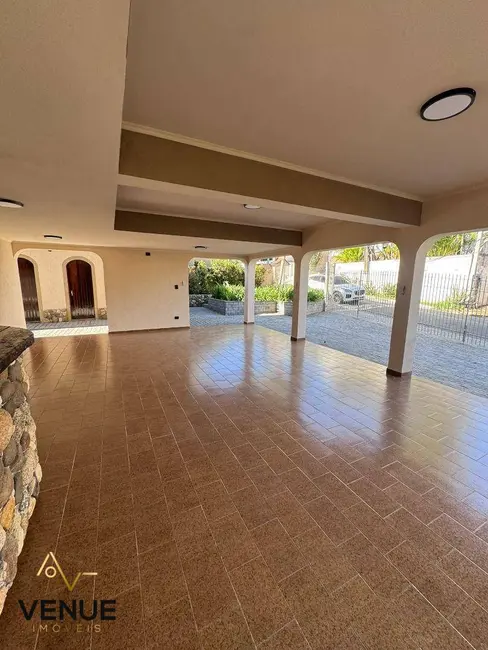 Casa de Condomínio com 4 quartos para alugar, 516m2 em Arujázinho IV, Aruja - SP - imagem 8 Foto 8 de Casa de Condomínio com 4 quartos para alugar, 516m2 em Arujázinho IV, Aruja - SP