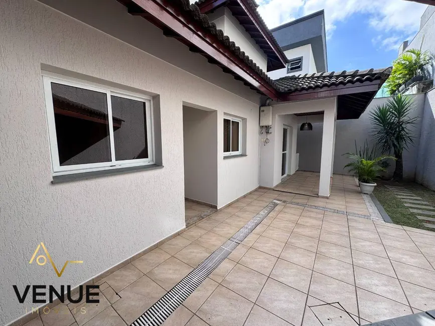 Casa de Condomínio com 3 quartos à venda, 300m2 em Perová, Aruja - SP - imagem 4 Foto 4 de Casa de Condomínio com 3 quartos à venda, 300m2 em Perová, Aruja - SP