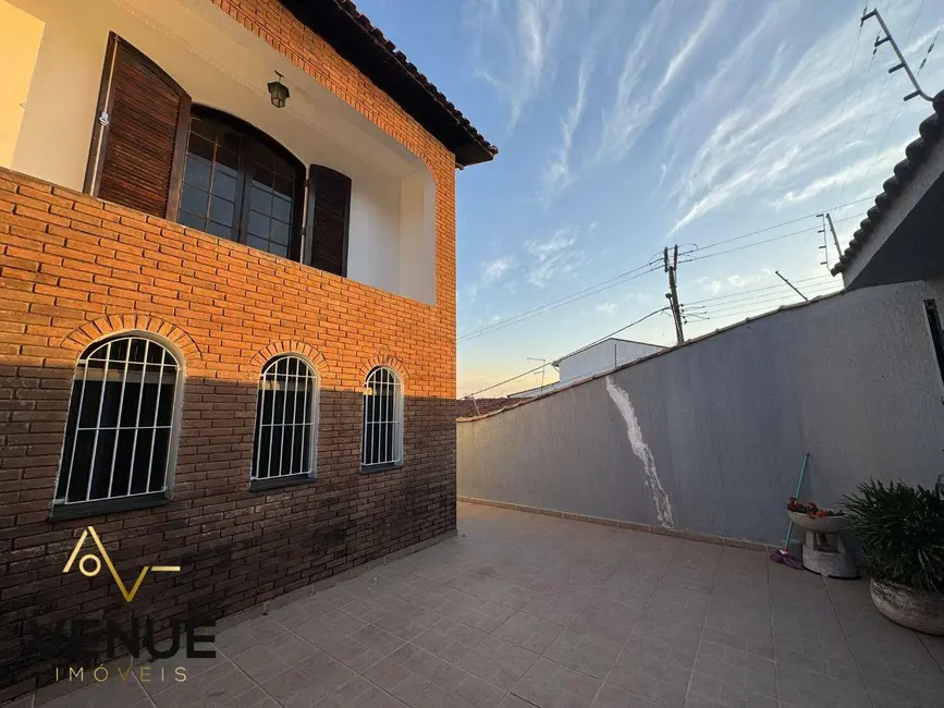 Sobrado com 3 quartos para alugar, 250m2 em Parque Guarani, São Paulo - SP - imagem 2 Foto 2 de Sobrado com 3 quartos para alugar, 250m2 em Parque Guarani, São Paulo - SP