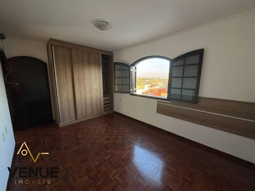 Sobrado com 3 quartos para alugar, 250m2 em Parque Guarani, São Paulo - SP - imagem 4 Foto 4 de Sobrado com 3 quartos para alugar, 250m2 em Parque Guarani, São Paulo - SP