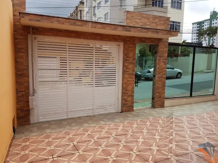 Foto 3 de Casa com 3 quartos à venda, 175m2 em Barreiros, Sao Jose - SC