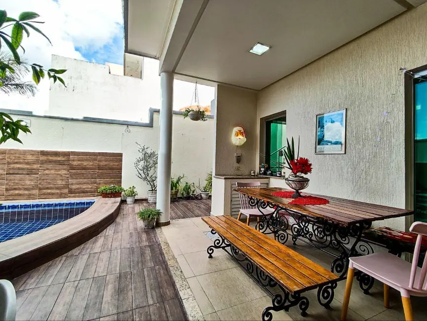 Casa de Condomínio com 3 quartos à venda, 250m2 em Tarumã, Manaus - AM - imagem 4 Foto 4 de Casa de Condomínio com 3 quartos à venda, 250m2 em Tarumã, Manaus - AM