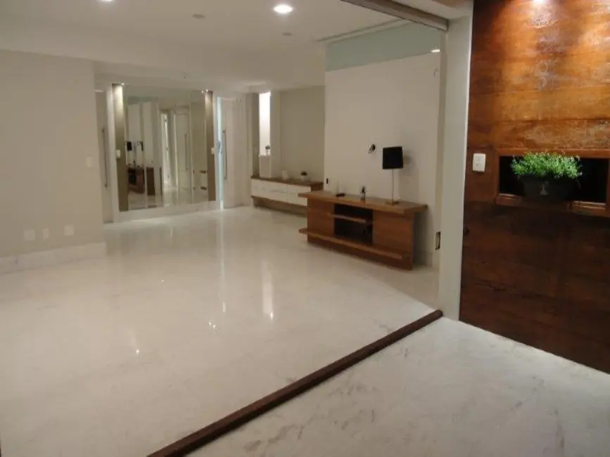 Apartamento com 3 quartos à venda, 220m2 em Gonzaga, Santos - SP - imagem 1 Foto 1 de Apartamento com 3 quartos à venda, 220m2 em Gonzaga, Santos - SP