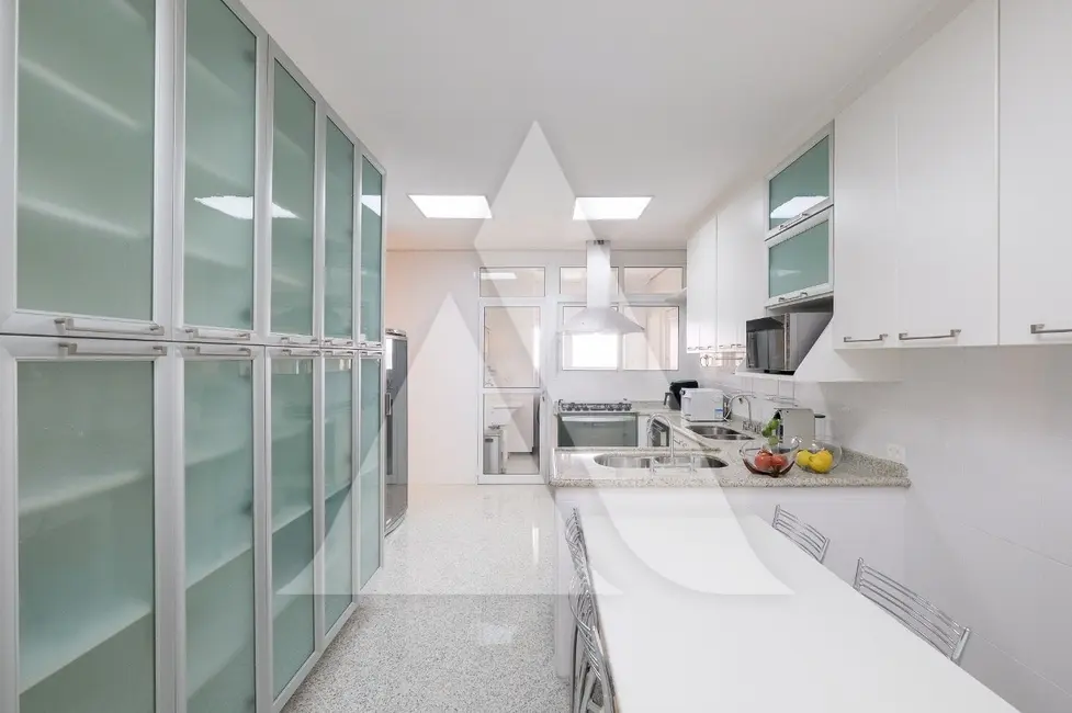 Foto 6 de Apartamento com 3 quartos para alugar, 276m2 em Vila Nova Conceição, São Paulo - SP