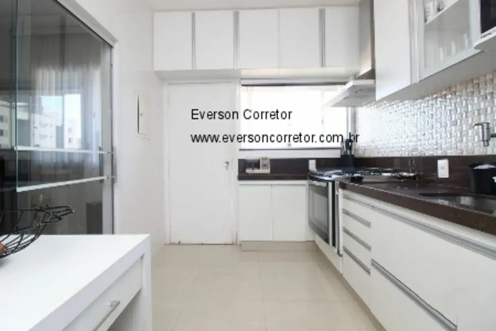 Apartamento com 4 quartos à venda, 176m2 em Santo Antônio, Belo Horizonte - MG - imagem 5 Foto 5 de Apartamento com 4 quartos à venda, 176m2 em Santo Antônio, Belo Horizonte - MG
