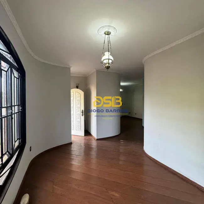 Casa com 3 quartos para alugar, 264m2 em Centro, Barretos - SP - imagem 8 Foto 8 de Casa com 3 quartos para alugar, 264m2 em Centro, Barretos - SP