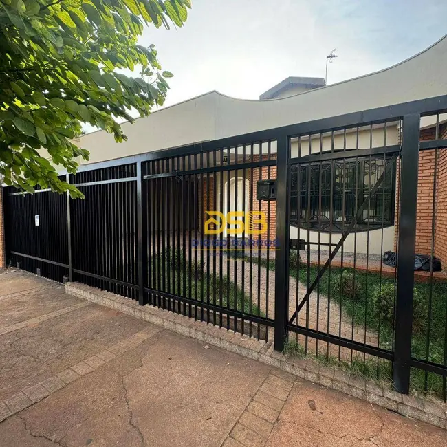 Casa com 3 quartos para alugar, 264m2 em Centro, Barretos - SP - imagem 3 Foto 3 de Casa com 3 quartos para alugar, 264m2 em Centro, Barretos - SP