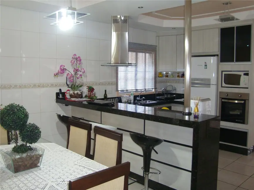 Casa com 3 quartos à venda, 172m2 em Jardim Mirandola, Americana - SP - imagem 3 Foto 3 de Casa com 3 quartos à venda, 172m2 em Jardim Mirandola, Americana - SP