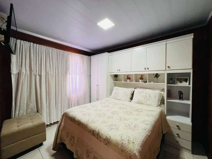 Casa com 5 quartos à venda, 317m2 em Centro, Navegantes - SC - imagem 6 Foto 6 de Casa com 5 quartos à venda, 317m2 em Centro, Navegantes - SC