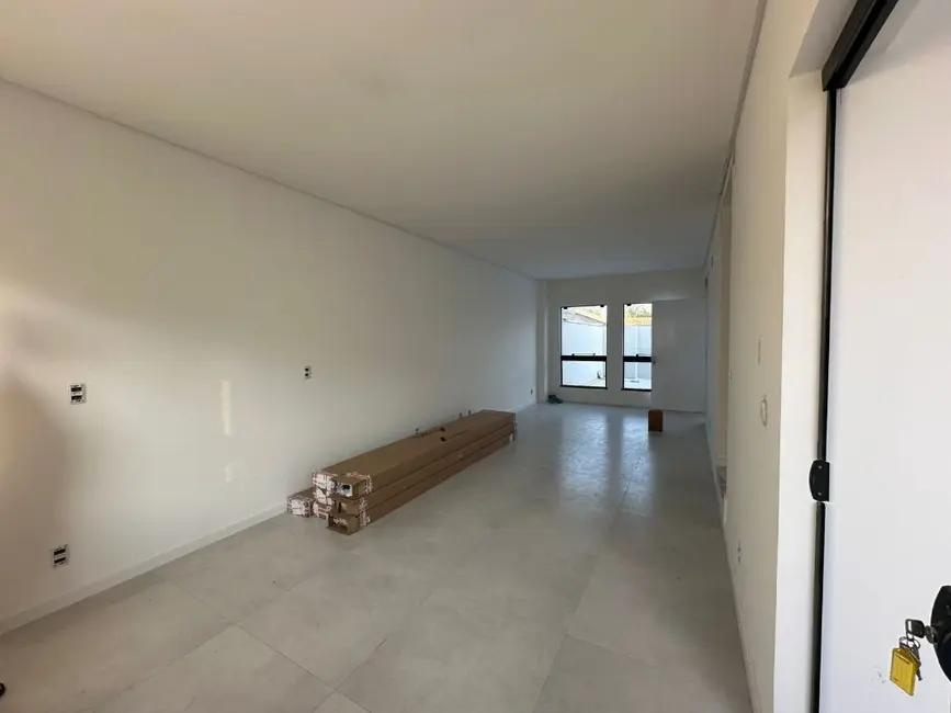 Foto 2 de Sobrado com 3 quartos à venda, 150m2 em Meia Praia, Navegantes - SC