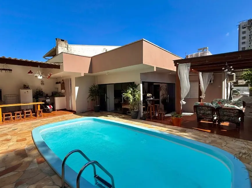 Foto 1 de Casa com 3 quartos à venda, 300m2 em Centro, Navegantes - SC