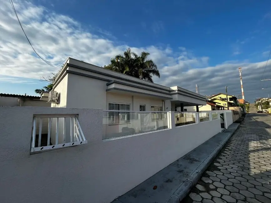 Foto 1 de Casa com 3 quartos à venda, 253m2 em Balneario Picarras - SC