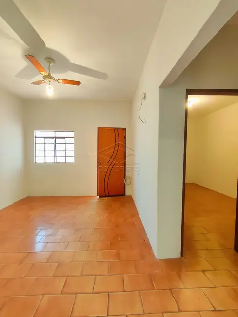 Foto 2 de Casa com 2 quartos para alugar, 130m2 em Bauru - SP