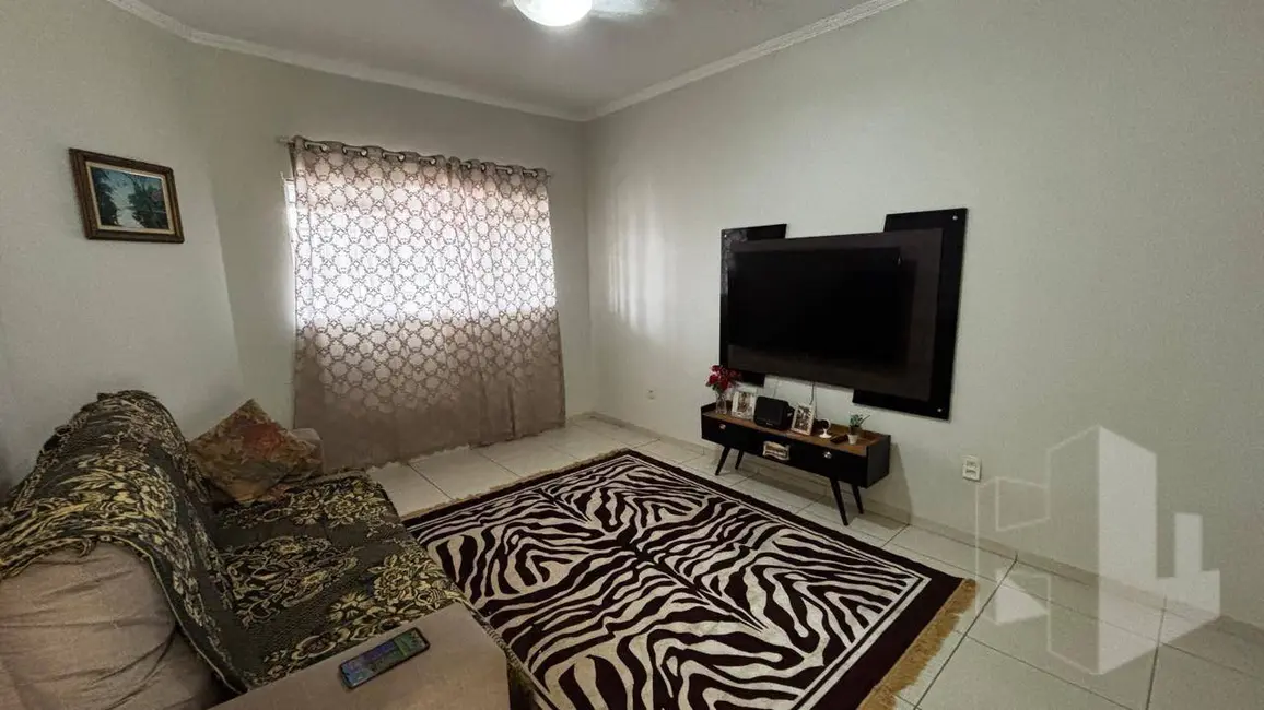Foto 1 de Casa com 3 quartos para alugar, 225m2 em Jardim Dona Emília, Jau - SP