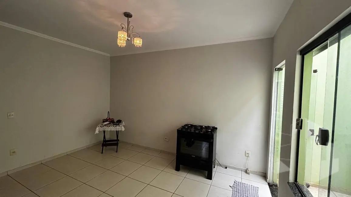Foto 2 de Casa com 3 quartos para alugar, 225m2 em Jardim Dona Emília, Jau - SP