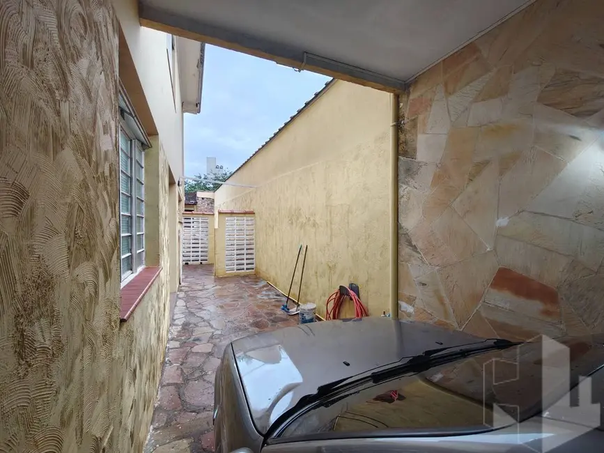 Casa com 3 quartos para alugar, 380m2 em Centro, Jau - SP - imagem 4 Foto 4 de Casa com 3 quartos para alugar, 380m2 em Centro, Jau - SP