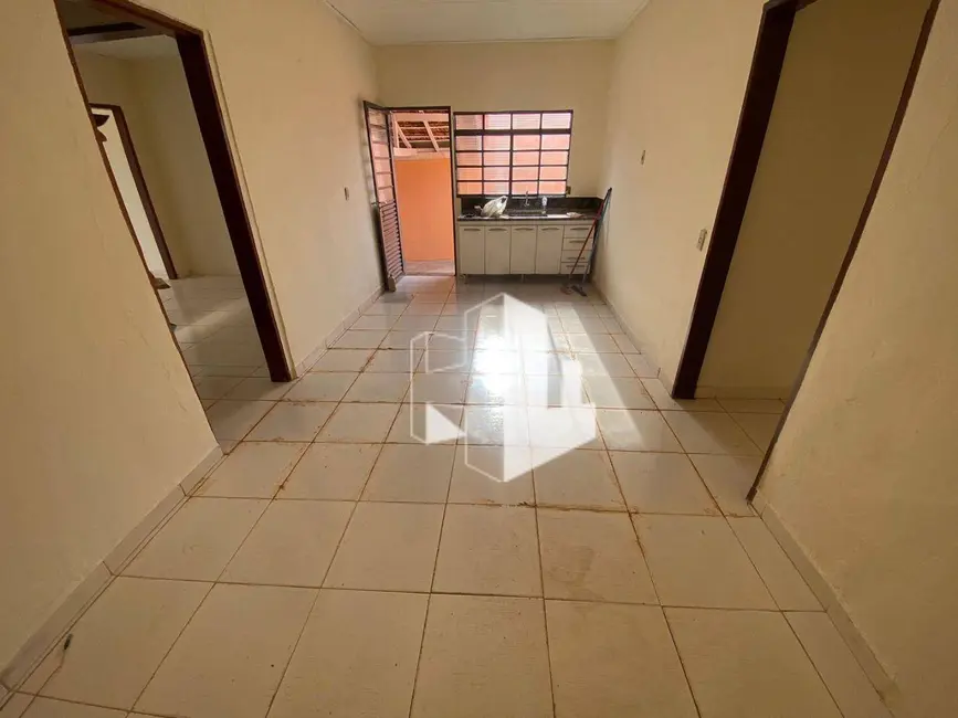 Foto 1 de Casa com 2 quartos para alugar, 200m2 em Vila Industrial, Jau - SP