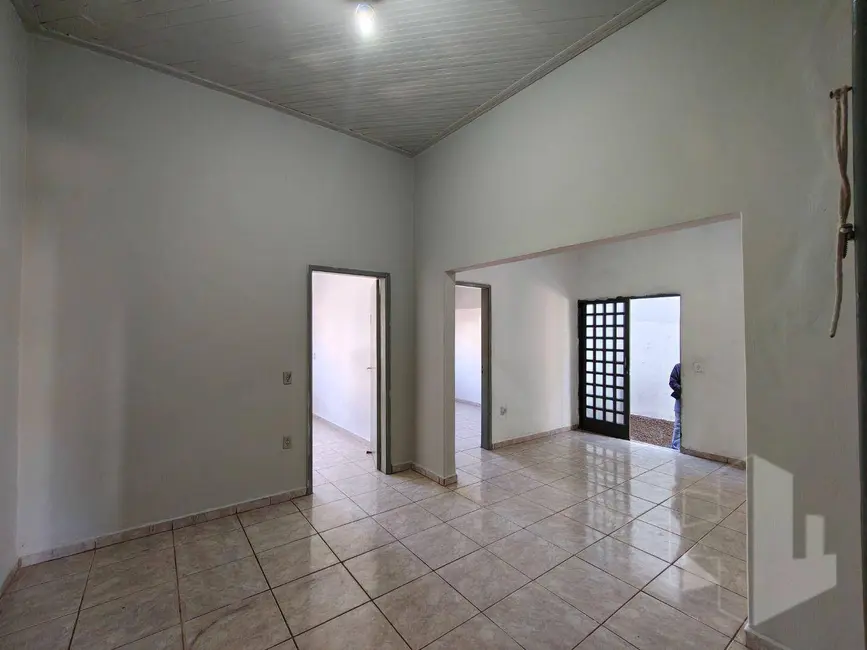Casa com 3 quartos para alugar, 250m2 em Chácara Braz Miraglia, Jau - SP - imagem 6 Foto 6 de Casa com 3 quartos para alugar, 250m2 em Chácara Braz Miraglia, Jau - SP
