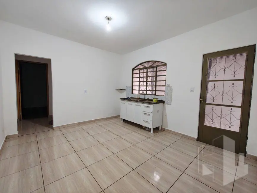 Foto 1 de Casa com 2 quartos para alugar, 132m2 em Jardim Santa Helena, Jau - SP