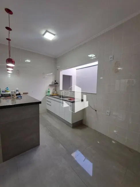 Foto 4 de Casa com 3 quartos para alugar, 250m2 em Jardim Ferreira Dias, Jau - SP