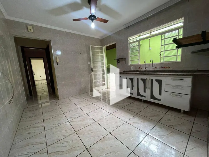 Casa com 3 quartos para alugar, 180m2 em Jardim Sanzovo, Jau - SP - imagem 3 Foto 3 de Casa com 3 quartos para alugar, 180m2 em Jardim Sanzovo, Jau - SP