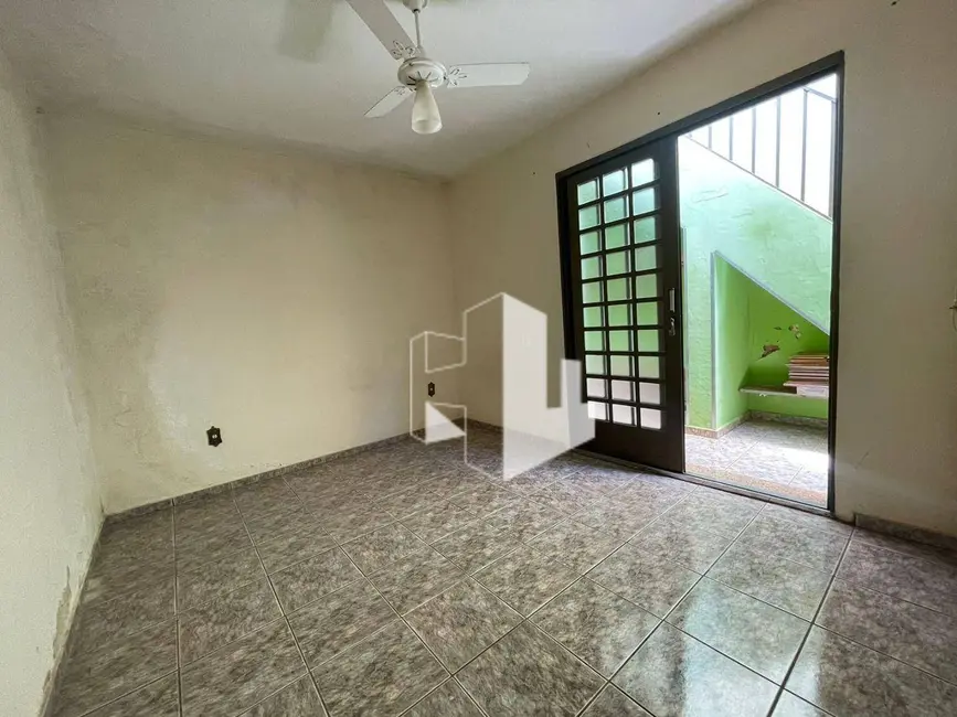 Casa com 3 quartos para alugar, 180m2 em Jardim Sanzovo, Jau - SP - imagem 2 Foto 2 de Casa com 3 quartos para alugar, 180m2 em Jardim Sanzovo, Jau - SP