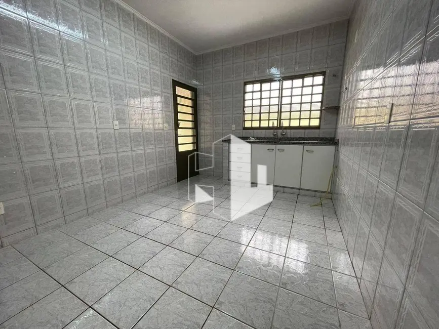 Foto 3 de Casa com 2 quartos para alugar, 200m2 em Jardim Santa Rosa, Jau - SP