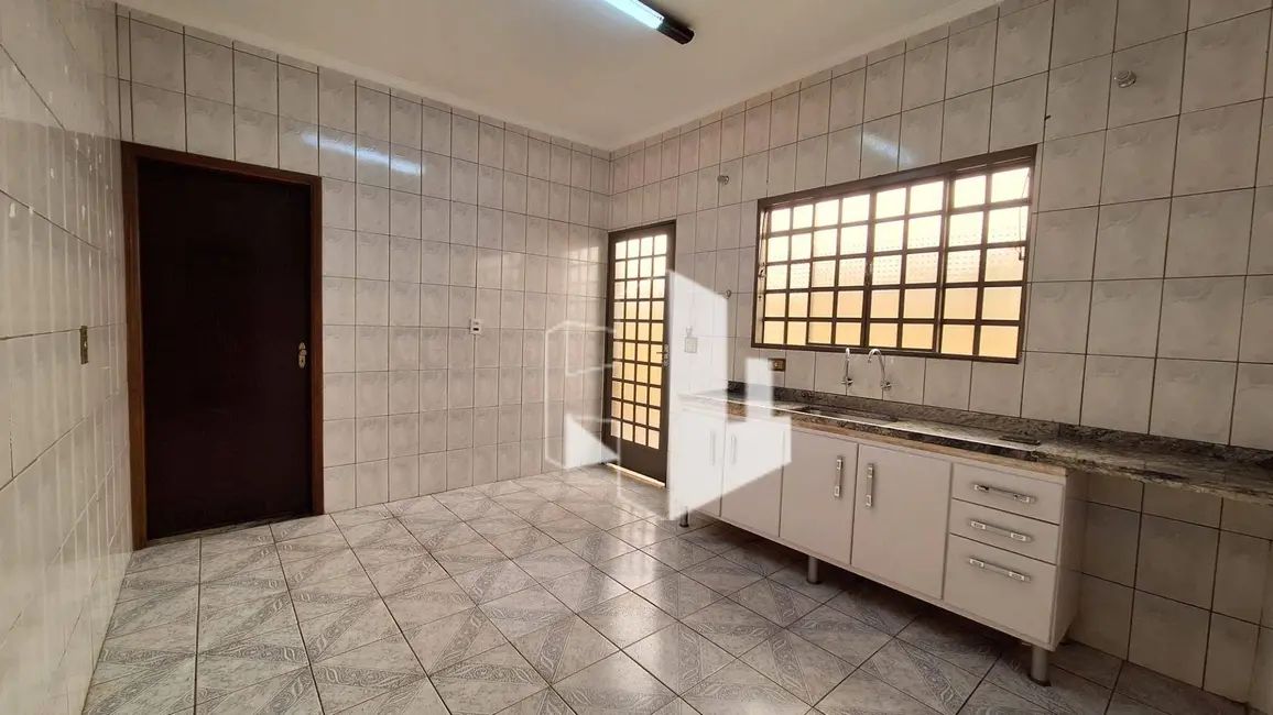 Foto 4 de Casa com 2 quartos para alugar, 125m2 em Jardim Itamarati, Jau - SP