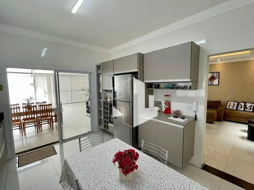 Foto 3 de Casa com 3 quartos à venda, 250m2 em Jau - SP