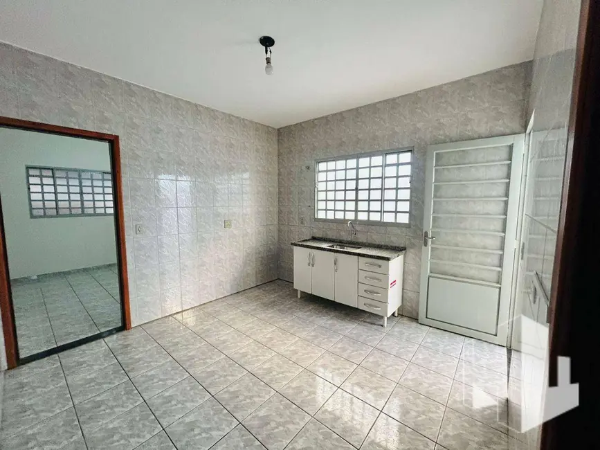 Foto 3 de Casa com 2 quartos para alugar, 125m2 em Jardim Olímpia, Jau - SP