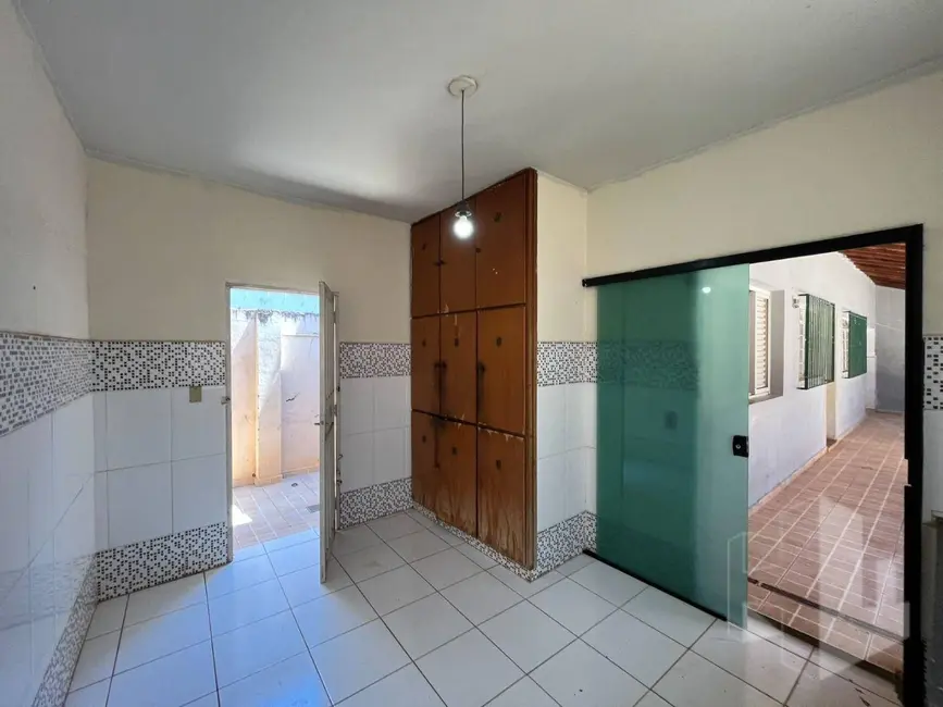 Foto 3 de Casa com 4 quartos para alugar, 300m2 em Vila Brasil, Jau - SP