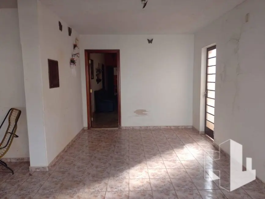 Casa com 3 quartos à venda, 270m2 em Centro, Jau - SP - imagem 3 Foto 3 de Casa com 3 quartos à venda, 270m2 em Centro, Jau - SP