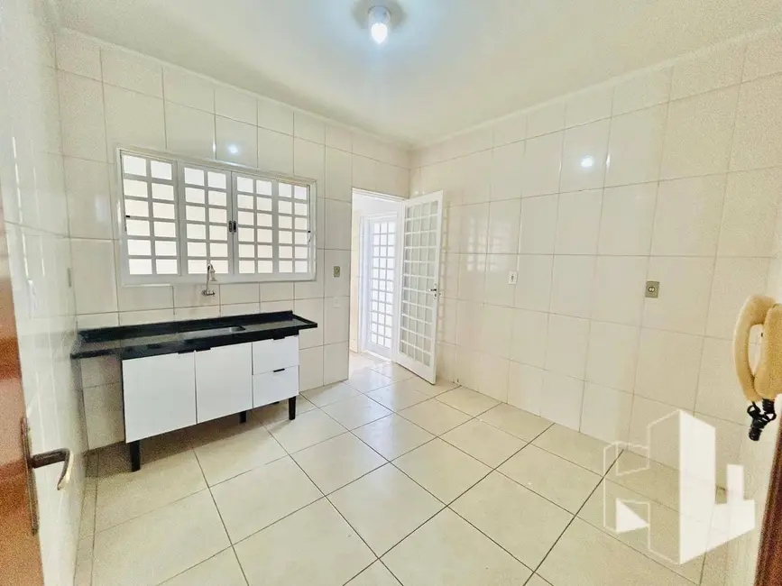 Foto 3 de Casa com 3 quartos para alugar, 200m2 em Jardim Dona Emília, Jau - SP